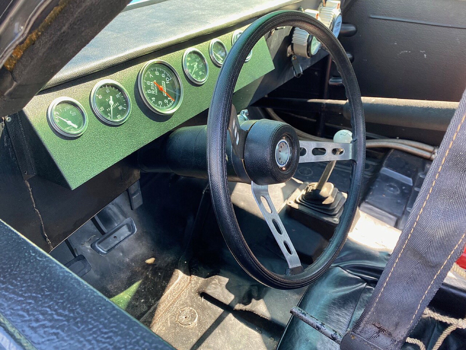 Steering wheel and dashboard of a training car